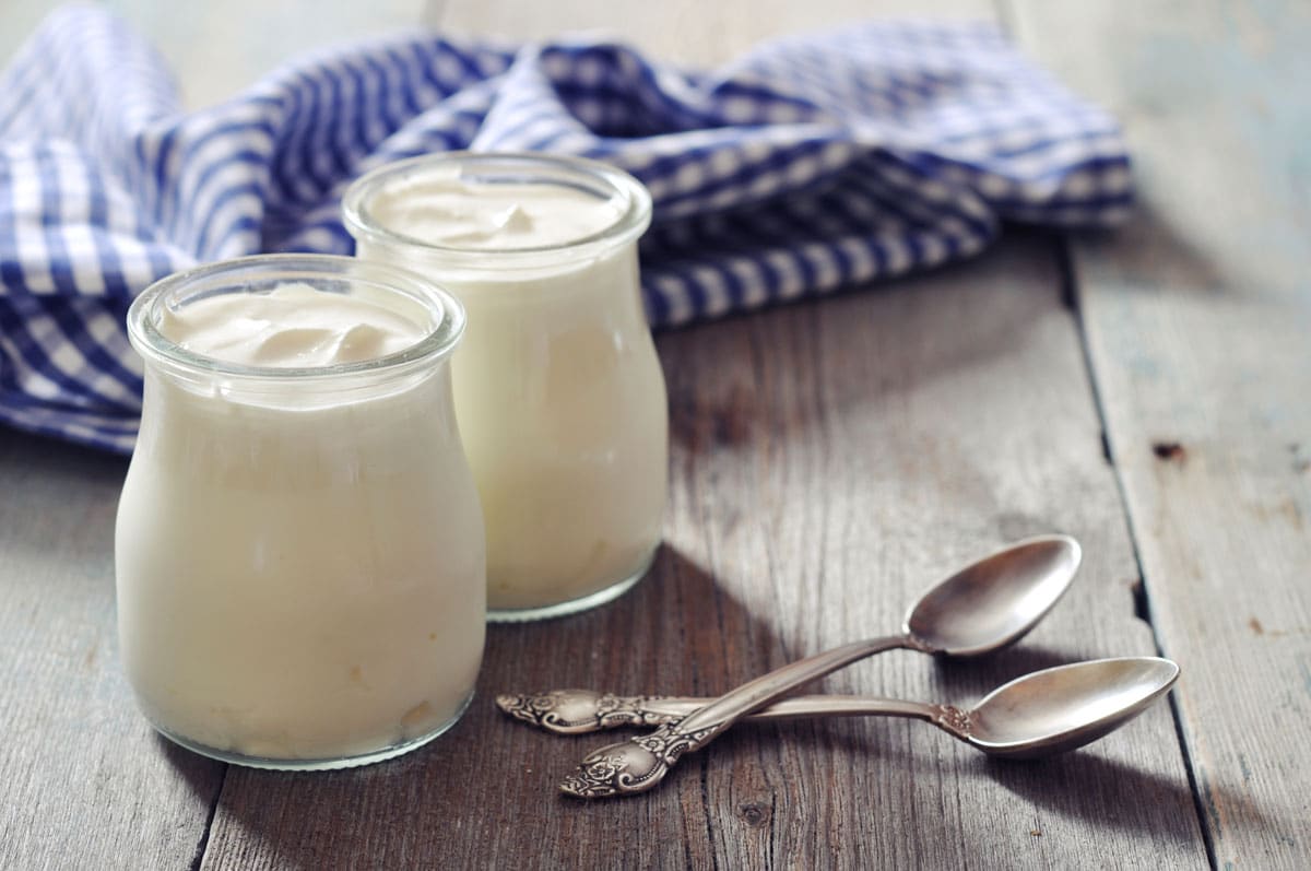 Productos lácteos para comer en la dieta de la Cándida: yogur probiótico, kéfir, mantequilla, ghee