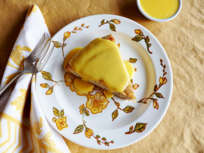 Almond sponge cake with lemon curd