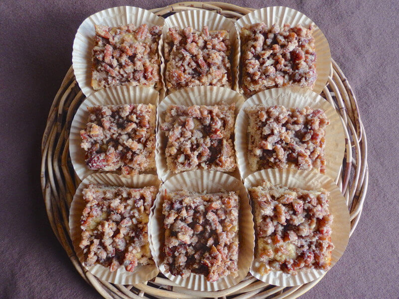 Cinnamon pecan crumb cake