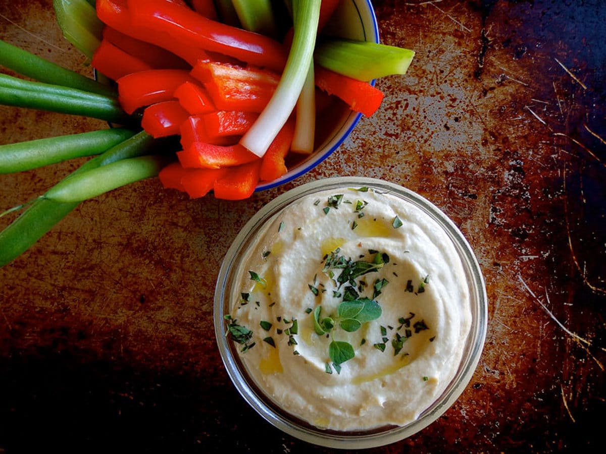 Artichoke hummus with vegetable crudités and gluten-free crackers