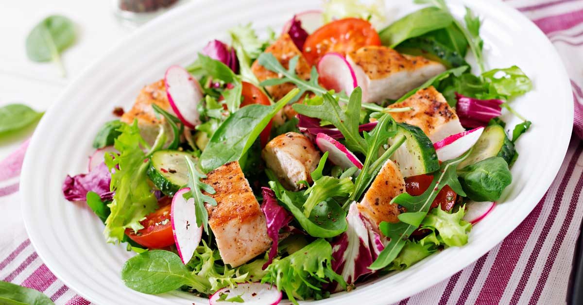 Grilled chicken salad: a delicious Candida diet meal