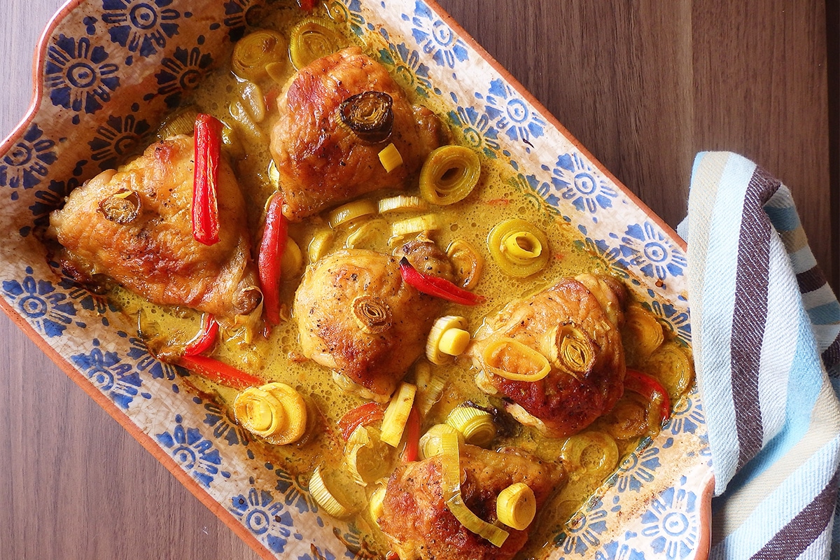 Golden baked chicken with leeks and turmeric